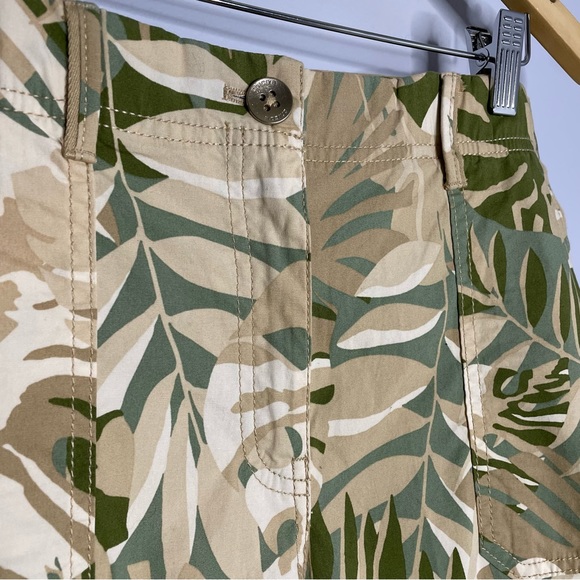 Chico’s Foliage Green Print Cargo Shorts - Picture 4 of 8